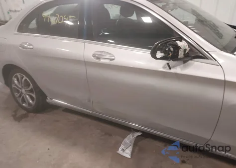 2016 Mercedes-Benz C 300 4Matic z USA, uszkodzony, nr VIN 55SWF4KB0GU172389